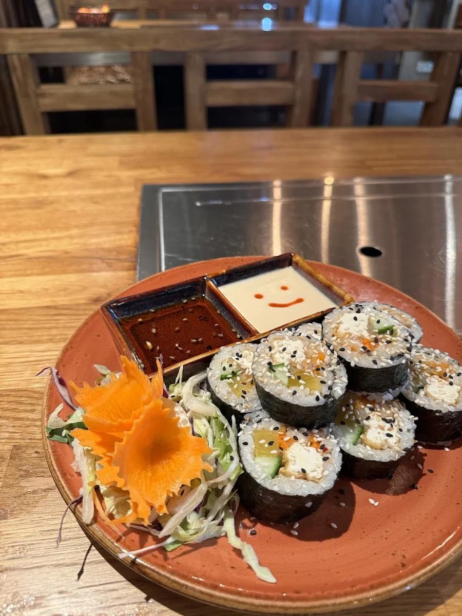 Kimbap, in Scheiben geschnitten