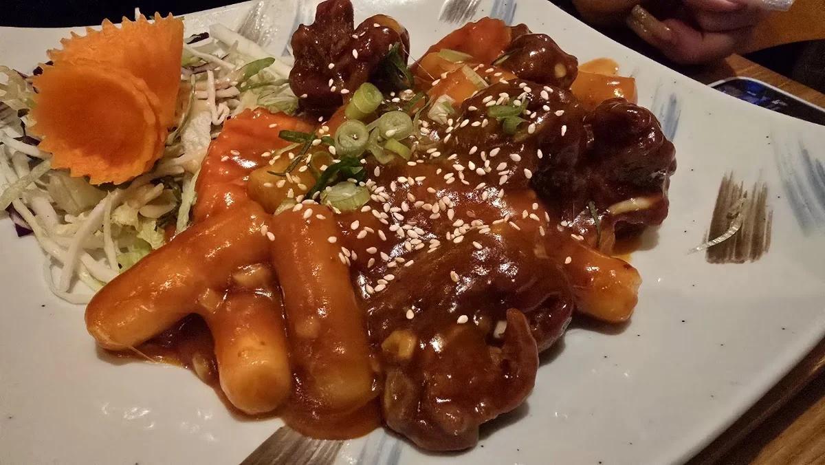 Reiskuchen und knuspriges Hühnchen in Gochujang-Sauce